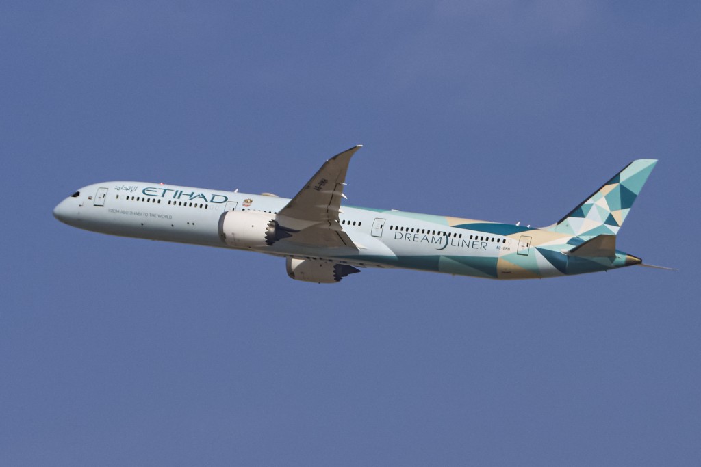 阿提哈德航空一架客機遭上嚴重氣流，一度報告指有多人受傷。法新社