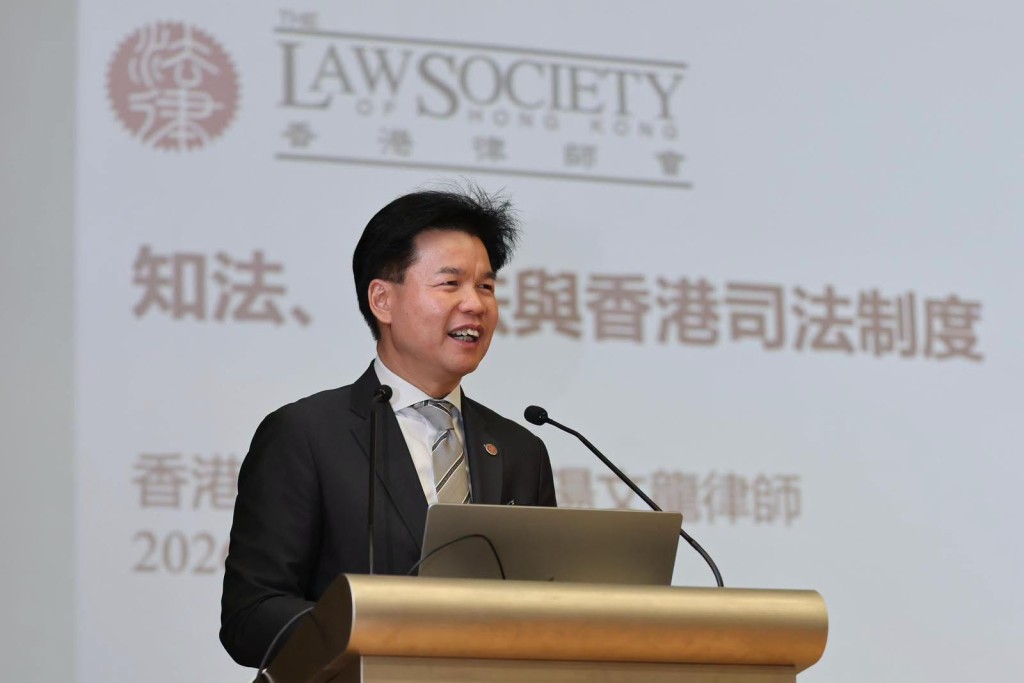 湯文龍向約150名中學及大專學生主講「知法、守法與香港司法制度」。