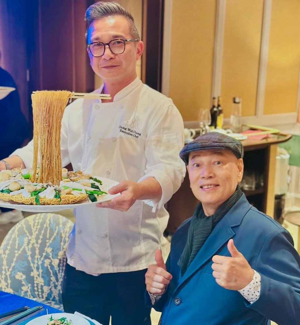 家英哥穿上西裝及圍巾,戴上藍色賊仔帽,好醒神! 家英哥穿上西裝及圍巾,戴上藍色賊仔帽,好醒神!