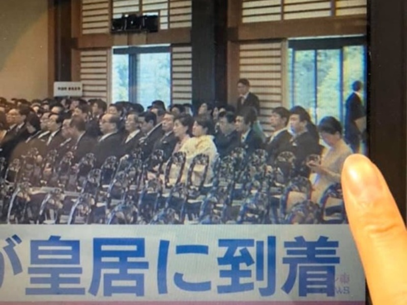 林鄭月娥被指在日皇即位禮玩手機。LIHKG圖片