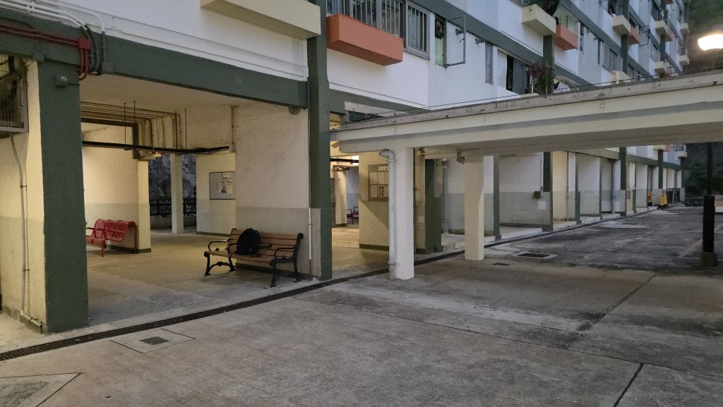 現場為荔景祖堯邨啟恆樓對開。