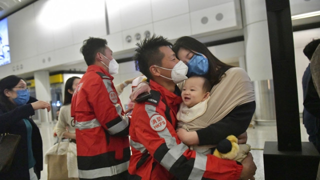 救援隊隊員劉文發與妻兒相擁。陳極彰攝