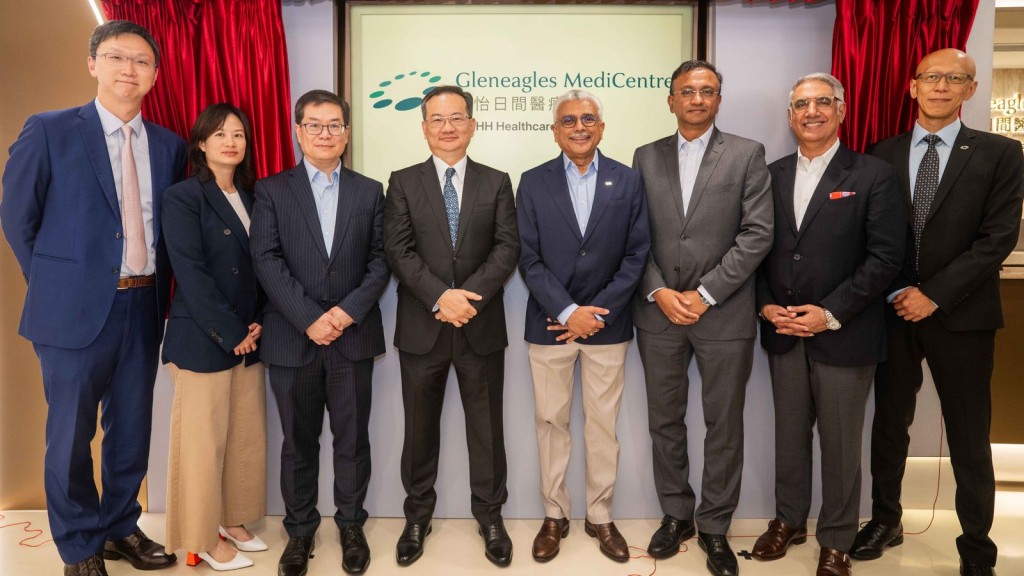 IHH醫療集團首席執行官Dr Prem Kumar Nair（右四）、周大福物流控股有限公司董事兼總裁、周大福創建有限公司物流及設施管理總監陳建華（左四）、IHH 醫療（北亞洲）區域首席執行官、港怡醫院執行總裁曾慶亷醫生（左三），以及一眾嘉賓主持港怡日間醫療中心開幕儀式。