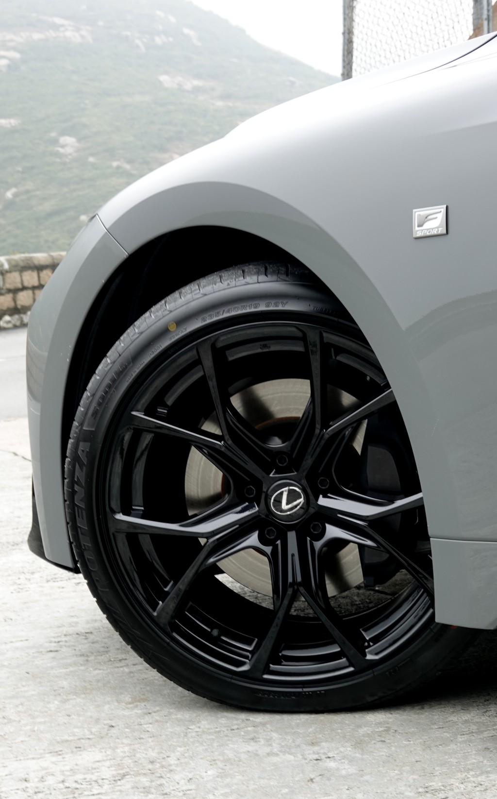 凌志LEXUS IS300h F Sport特別版香港試駕，搭配專屬19吋BBS黑色鍛造合金輪圈。