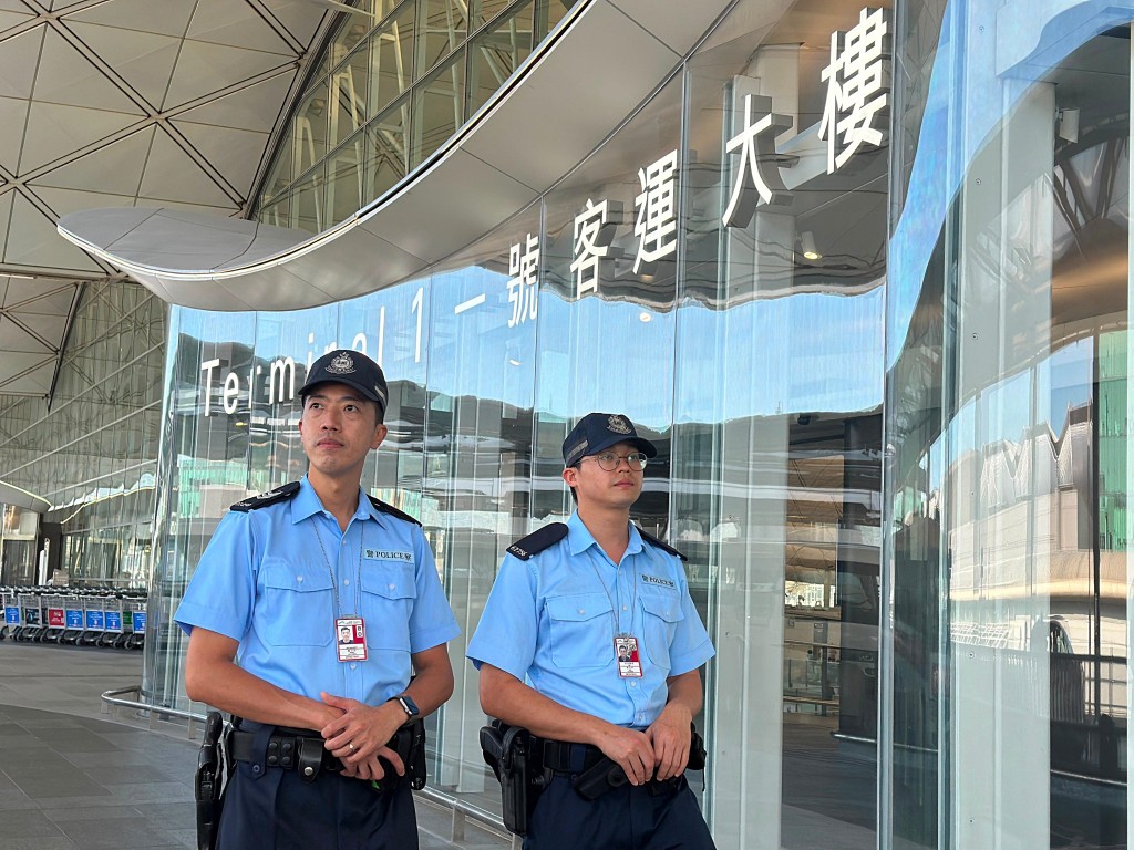 機場警區人員加強巡邏,為市民及旅客提供協助。 機場警區人員加強巡邏,為市民及旅客提供協助。