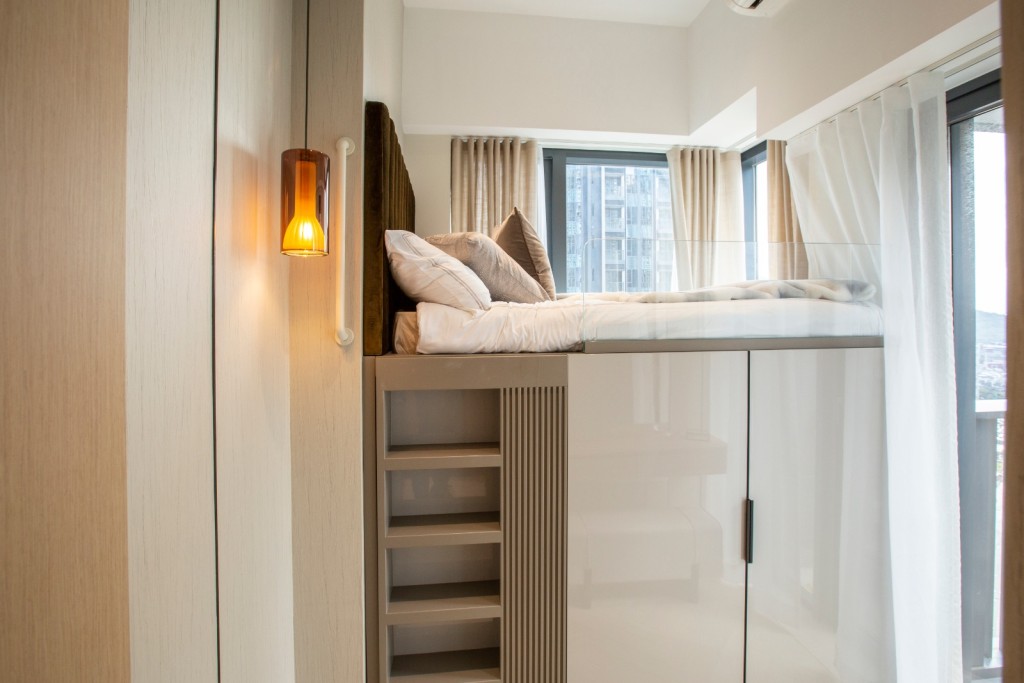 主人房設組合床，設計師利用高樓底優勢將床面升高，下層加建成為衣櫃及儲物空間，令空間感及儲物量提升。