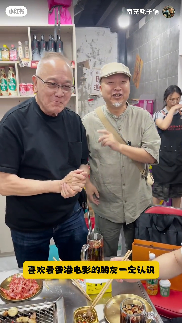 曹查理用手抹完嘴就勁捽手。 曹查理用手抹完嘴就勁捽手。