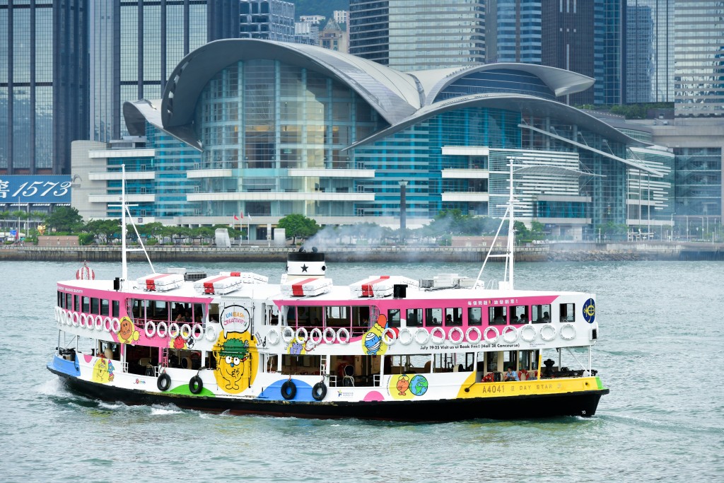   香港赛马会慈善信托基金联乘天星小轮的「好奇探索号」正式启航，穿梭维港两岸。马会图片