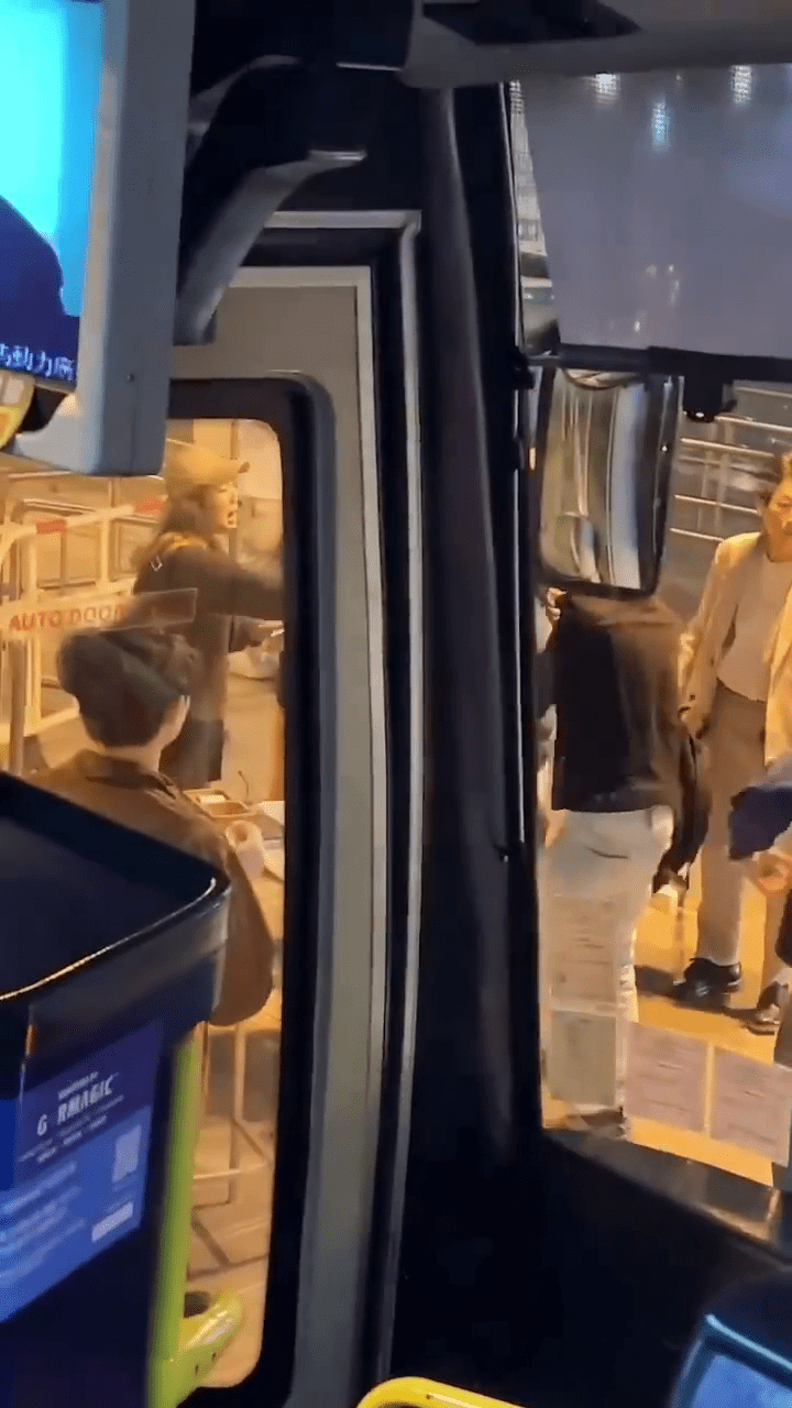 巴士司機一度關門以免被波及。香港人在深圳交流群FB