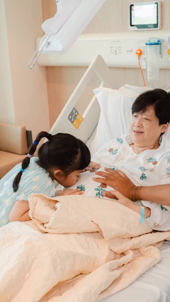 58歲的黃澤鋒的同齡老婆陳麗麗,在昨日(9月6日)宣布誕下次女「小貴妃」。 58歲的黃澤鋒的同齡老婆陳麗麗,在昨日(9月6日)宣布誕下次女「小貴妃」。