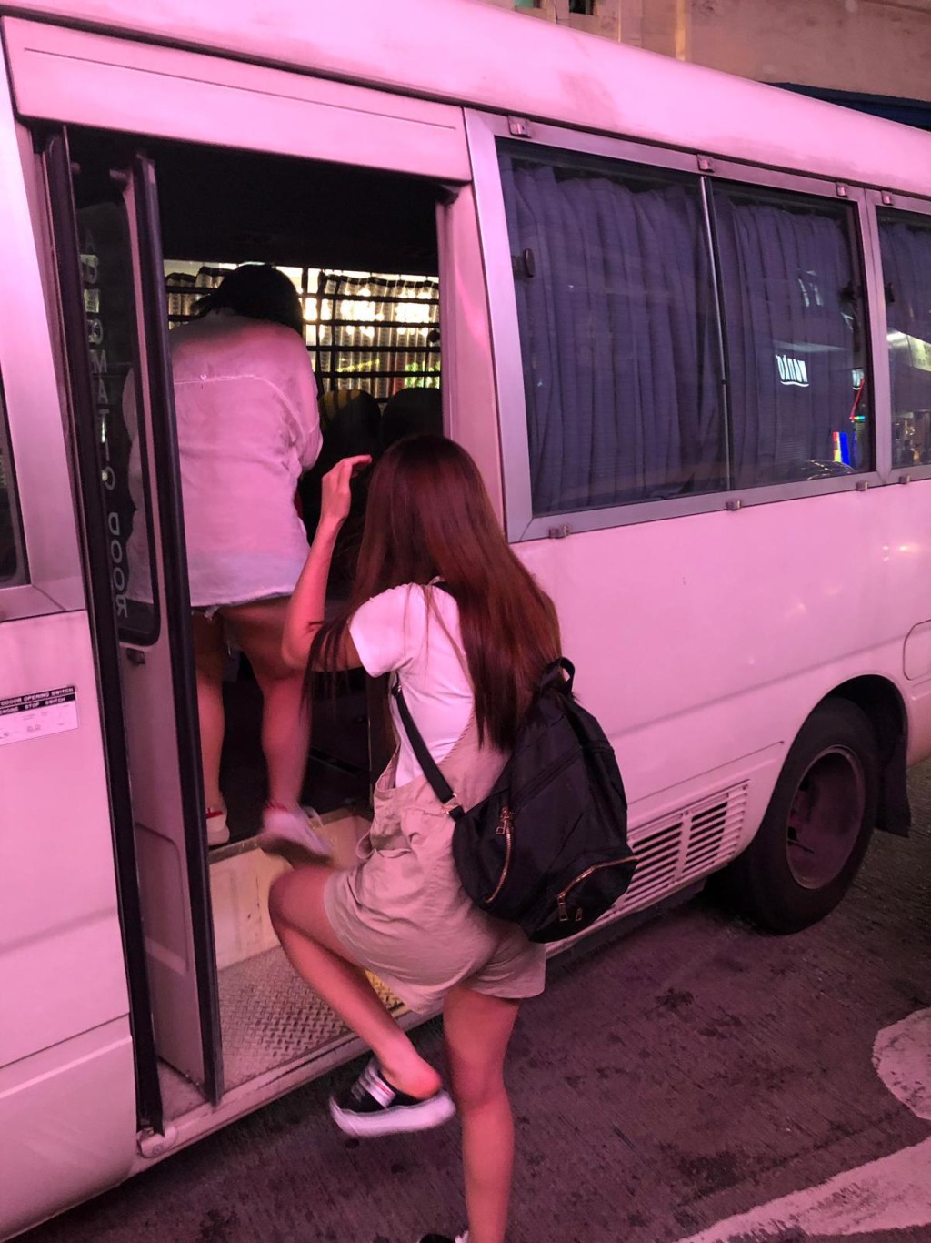 所有被捕女子現正被扣留調查，稍後將交由入境事務處跟進。 警方提供