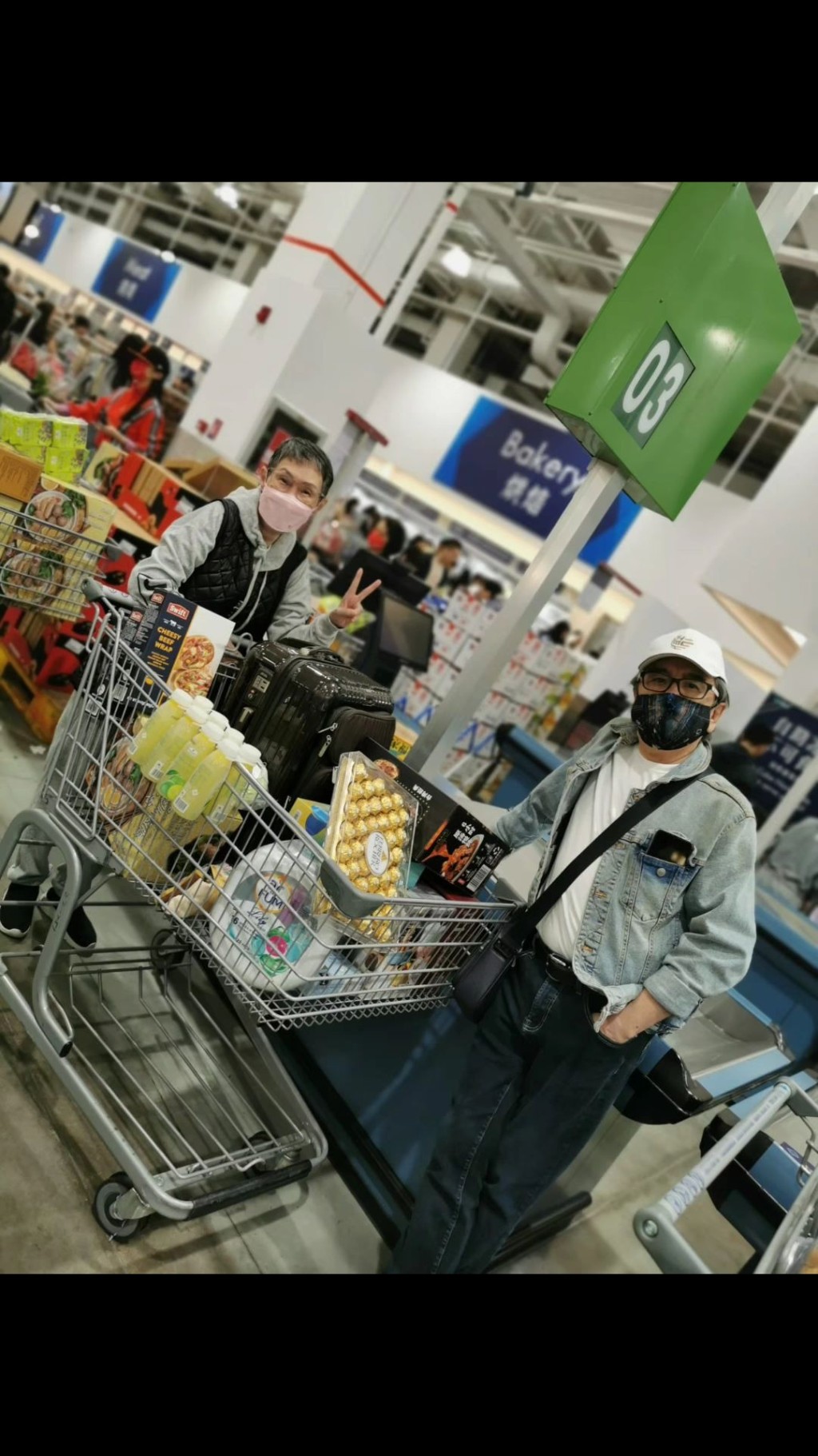 姜大衛早前三代同堂北上深圳超市山姆辦年貨。