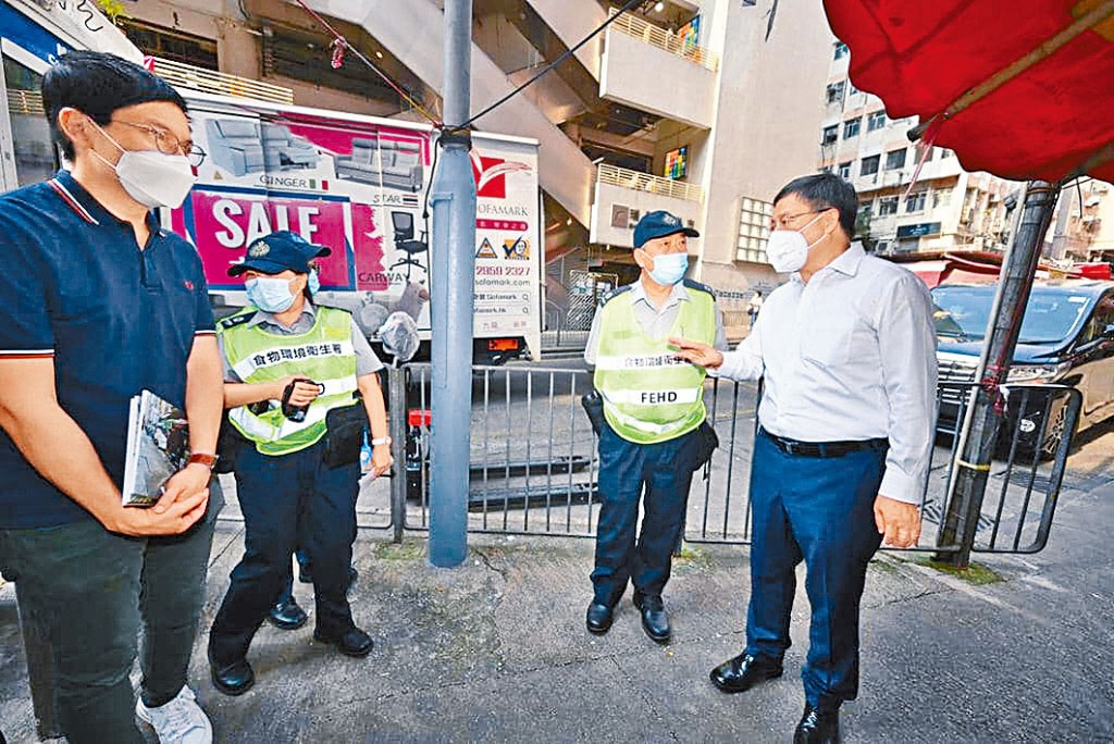 政務司副司長卓永興日前到觀塘瑞和街視察。