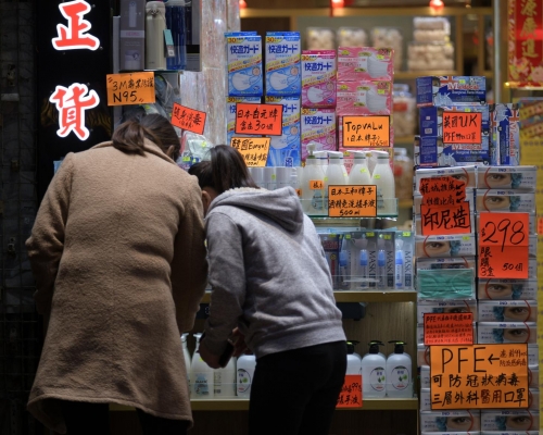疫情下口罩成日常必備物品。