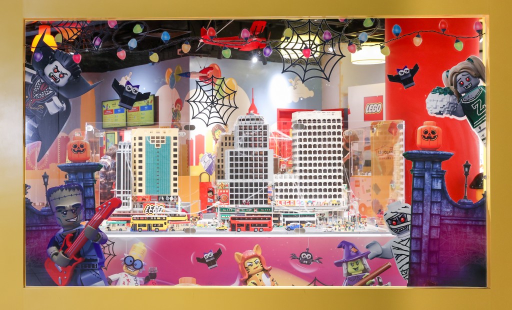 樂高®專業認證大師洪子健先生首次為旺角彌敦道街景添上特色萬聖節色彩，盡情發放樂高®詭趣魅力。（樂高®提供）