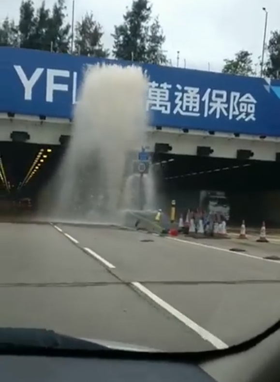 西隧有水喉爆裂,水柱湧上十幾米高。Lau Keio Ho圖片