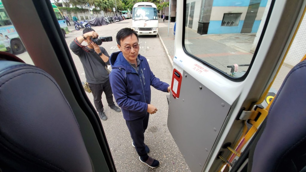 譚偉照指現時一般的保母車太平門手柄均設有保護蓋。林思明攝