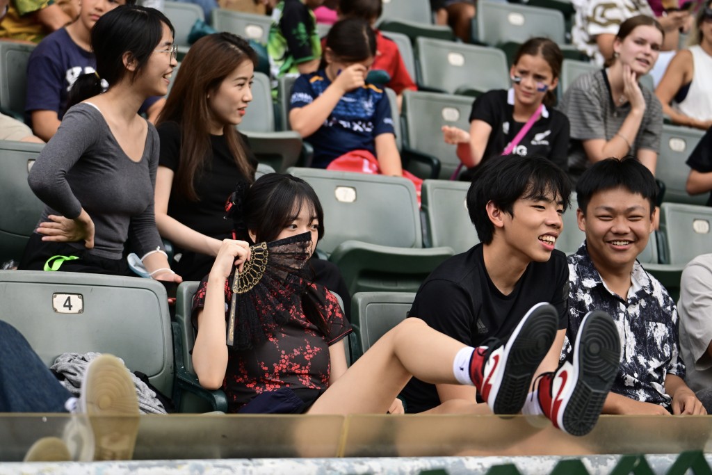  香港國際七人欖球賽周五開鑼，現場氣氛熾熱。 陳極彰攝