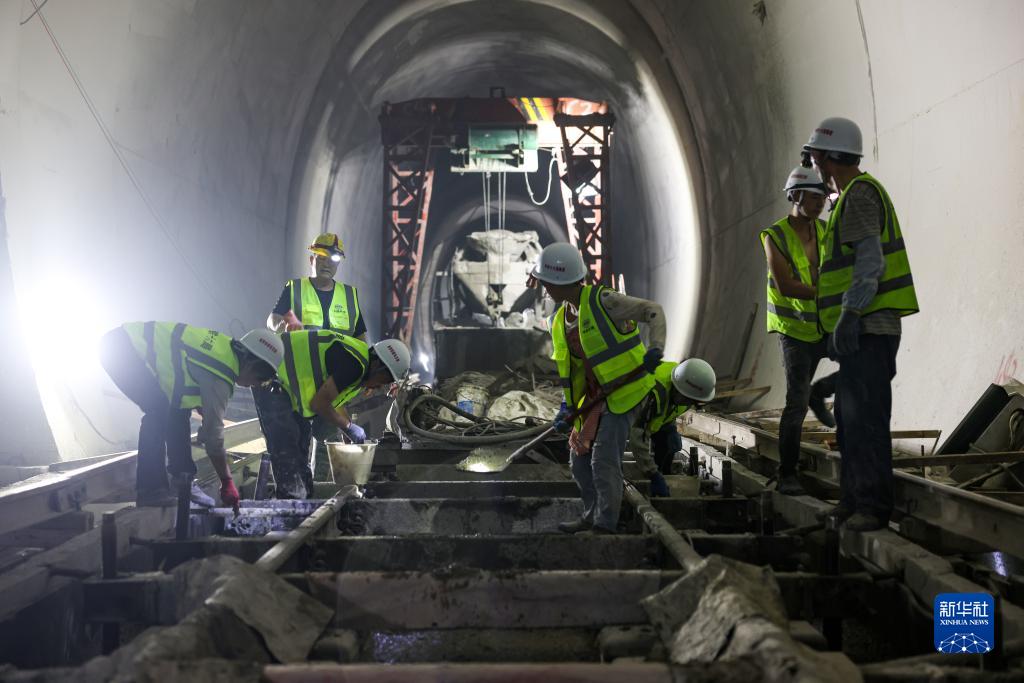 经工程人员昼夜施工，贯通丽江与香格里拉的哈巴雪山隧道施工完成。 新华社图