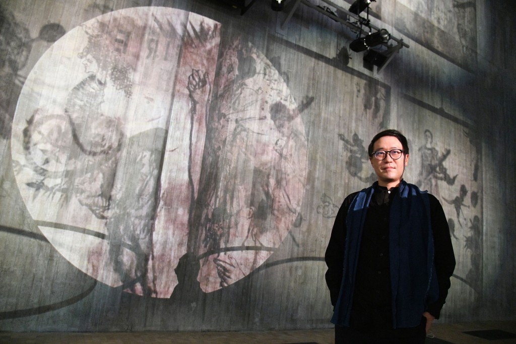 M+總策展人鄭道鍊說，在展演空間首展的三件作品，代表了馬拉尼三個重要的創作階段。