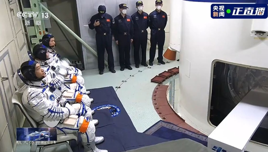 三名太空人在登艙口準備。(央視截圖)
