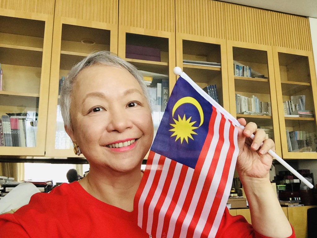 陈秋霞1981年与商人钟廷森结婚，移居马来西亚后一住便住了42年。