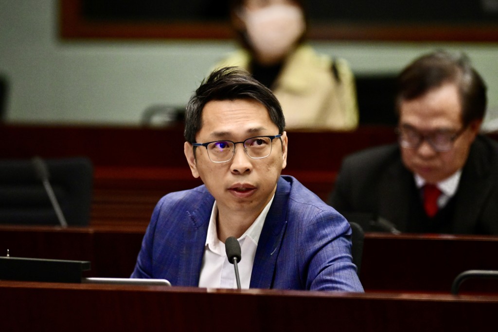 工聯會議員陸頌雄指,黃家和是業界代表人物之一,其言論清晰顯示餐飲業人手已足夠。資料圖片 工聯會議員陸頌雄指,黃家和是業界代表人物之一,其言論清晰顯示餐飲業人手已足夠。資料圖片