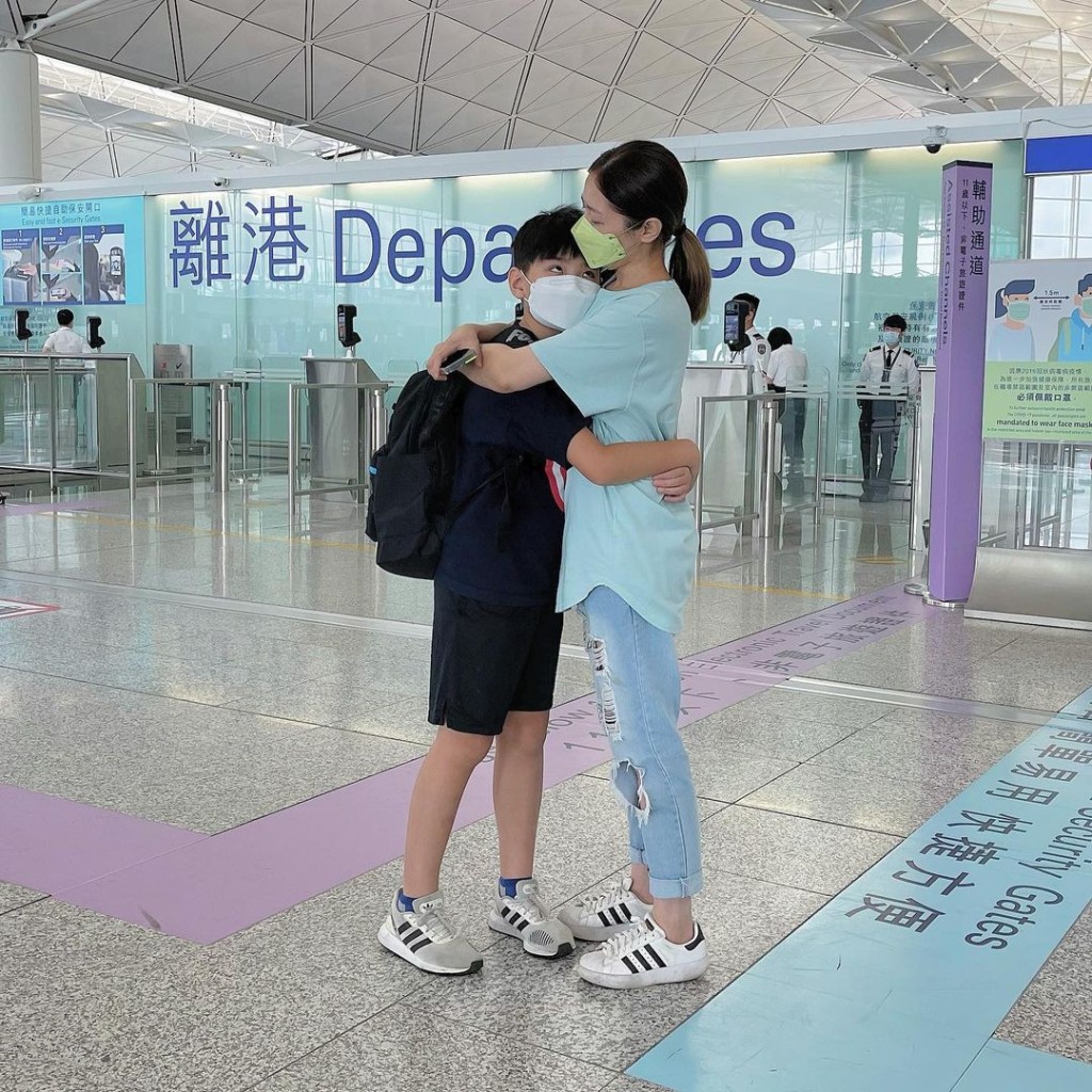 傅珮嘉依依不捨送囝囝。