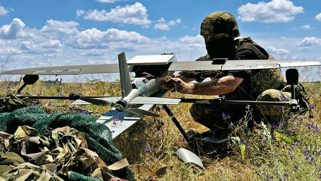 烏克蘭東部一名士兵準備向俄軍發射攻擊無人機。路透社