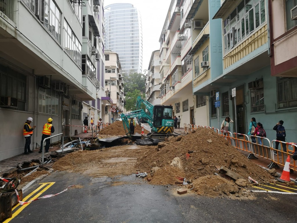 西灣河街路陷，工人正在場搶修。