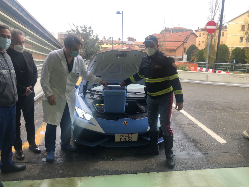 意大利警方用林宝坚尼跑车，协助将2个肾脏运送至获赠器官病人的医院。Polizia di Stato FB图