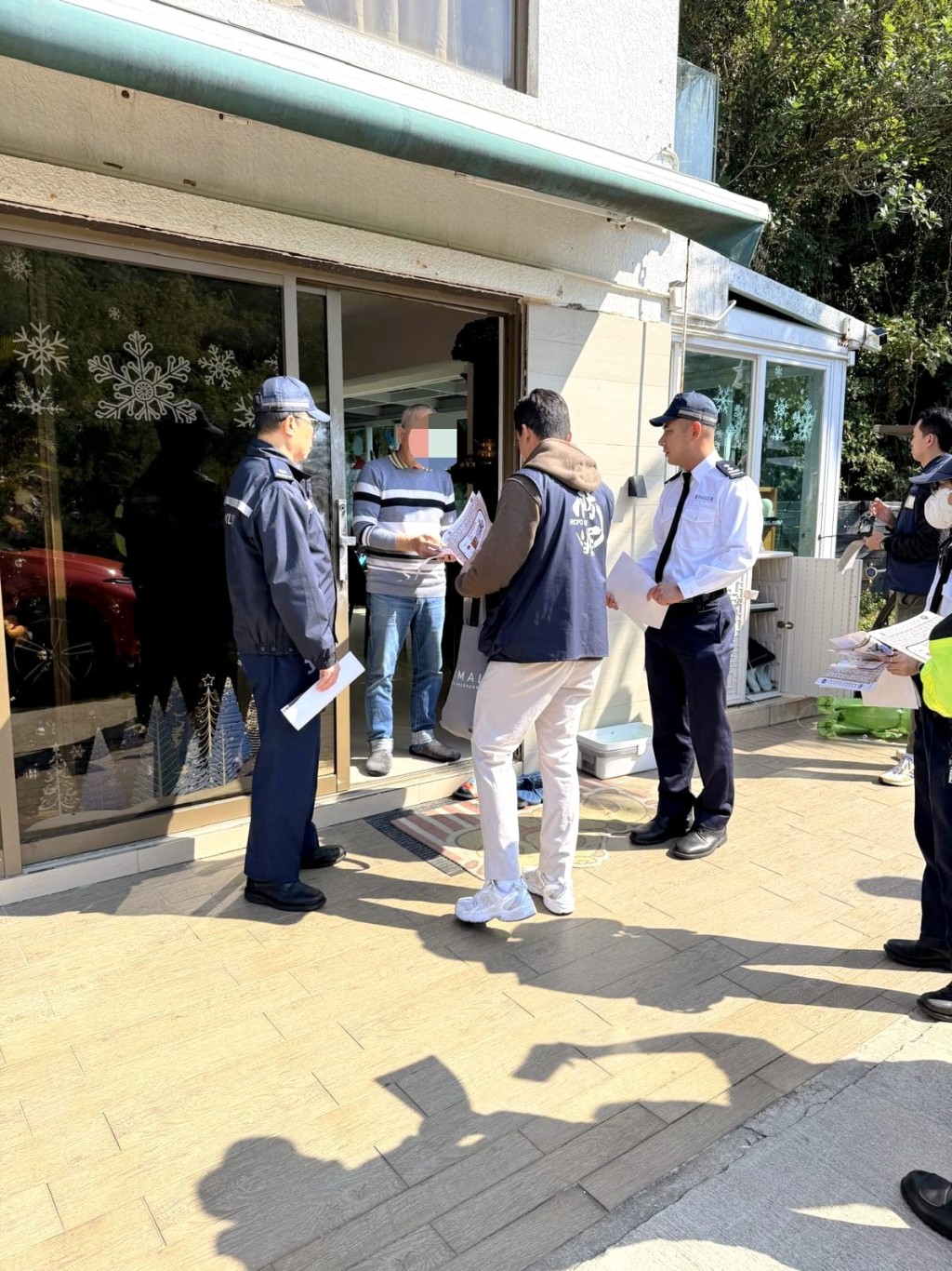警方向鄉郊居民宣傳防罪意識。警方圖片