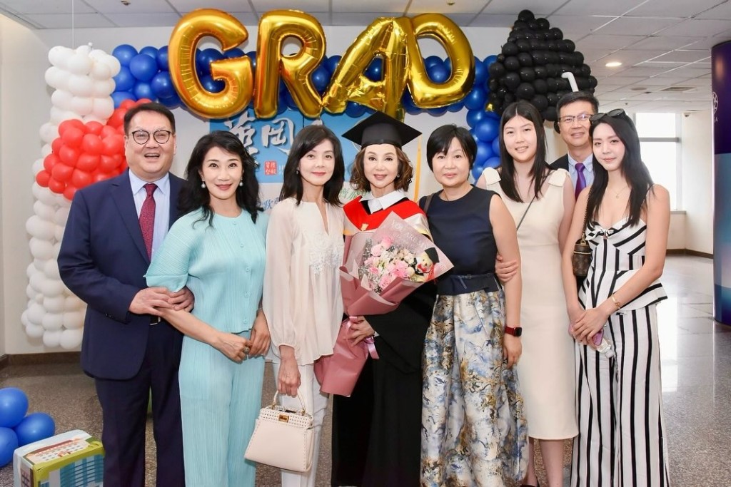 謝玲玲與家人合照,充滿儀式感。 謝玲玲與家人合照,充滿儀式感。