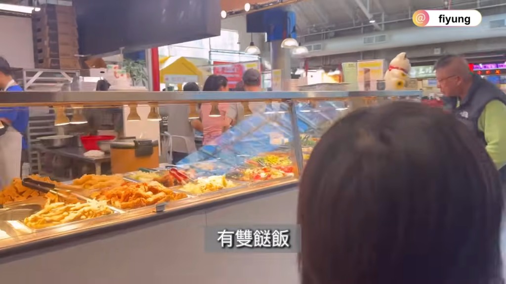 該市場上層是美食廣場，一開門已經到賣兩餸飯的店舖。