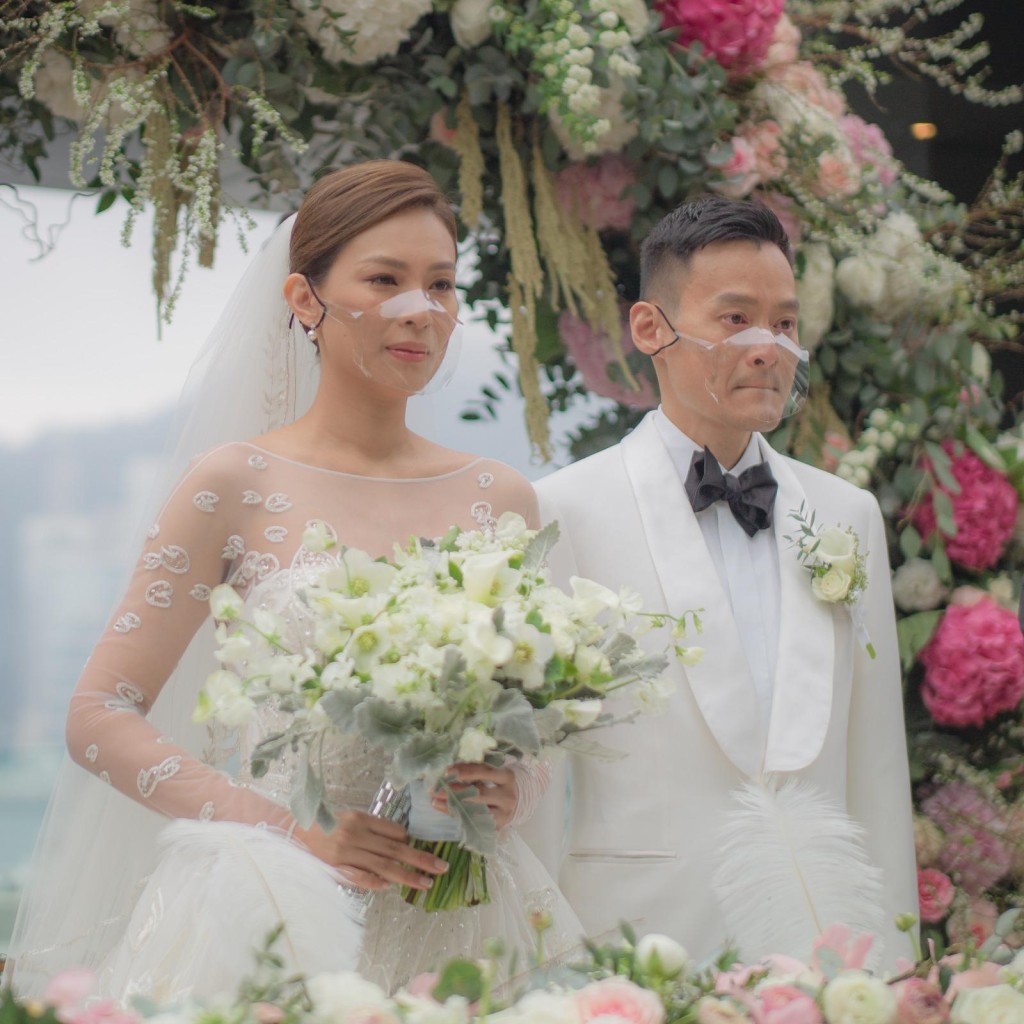 一對新人宣誓時已眼濕濕。