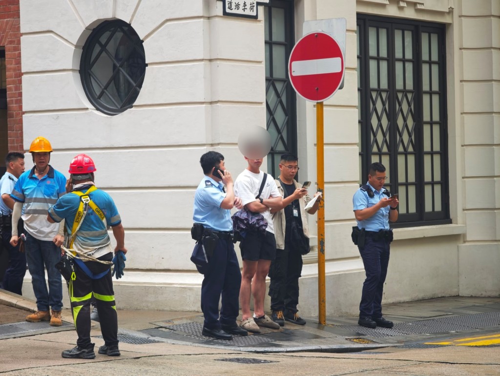 白衫黑褲男事主在場協查。 白衫黑褲男事主在場協查。