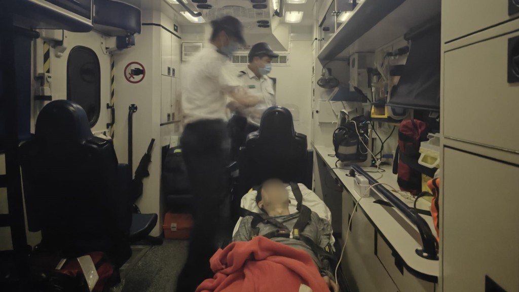 持較剪男子被制服送院。