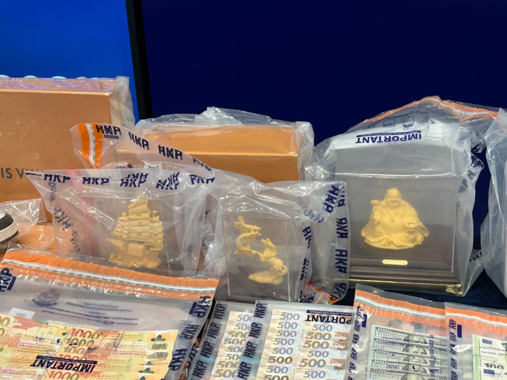 探員在集團主腦的住所內檢取大量現金、手錶、金器、手袋。曾志恒攝 探員在集團主腦的住所內檢取大量現金、手錶、金器、手袋。曾志恒攝