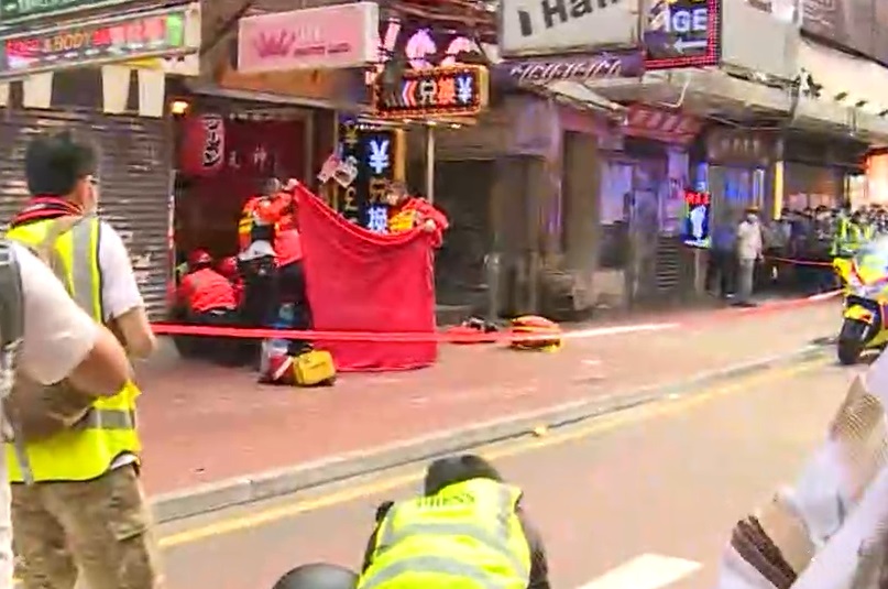 一名男子混亂中不適倒地。無綫截圖