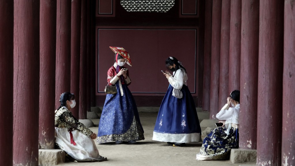 南韓中學生趁中秋假期遊景福宮，穿韓服拍照。 美聯社