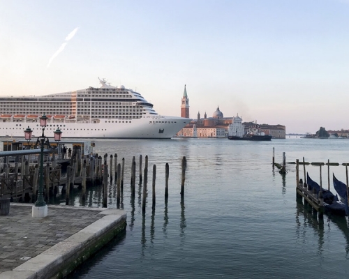 郵輪「管樂號」進入威尼斯港口，是新冠疫情爆發以來首次。AP圖