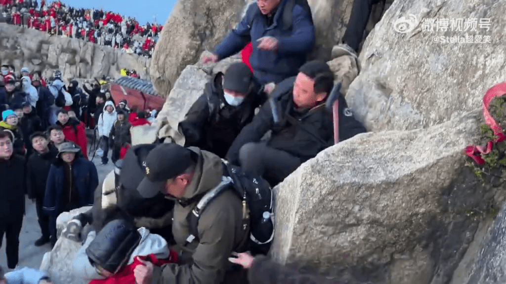 为争睇日出靓位，泰山爆游客冲突，多人扭打滚落山石。