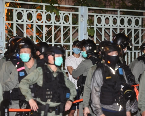 警方截查在場人士。資料圖片