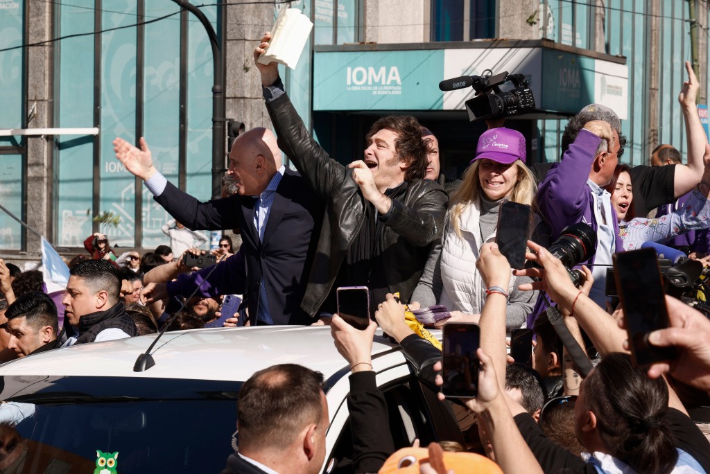 2025年8月27日，在阿根廷洛馬斯德薩莫拉市，阿根廷總統米萊參加助選活動。