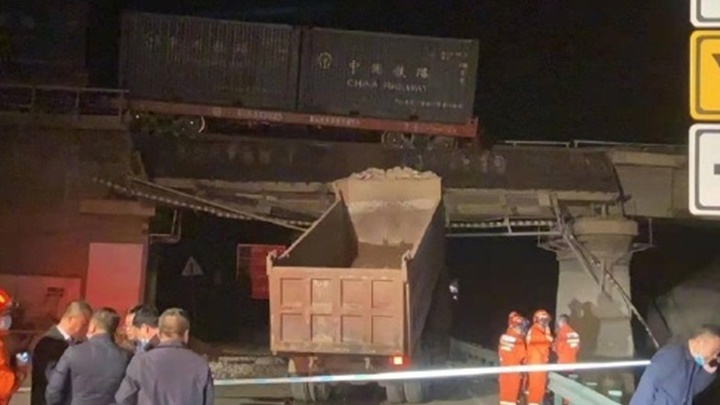 甘肅靖遠縣有泥頭車撞橋,導致貨運火車出軌。網上圖片