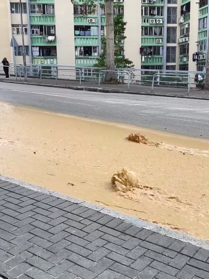 忠孝街再有水管爆裂，大量黃泥水湧出路面，猶如激流瀑布。網上片段截圖