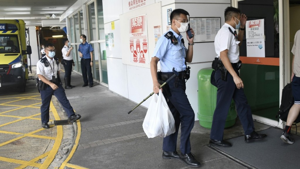 警員在岸邊檢獲事主個人物品包括拐杖和遺書。楊偉亨攝