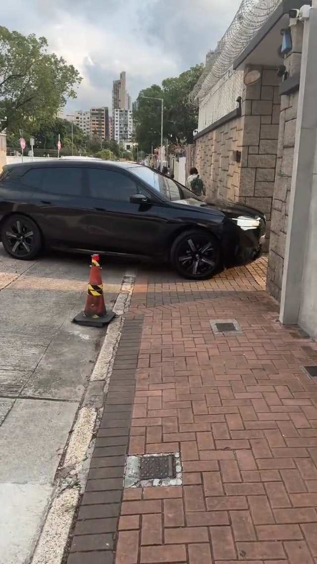 周潤發近日被網民在其九龍塘的獨立屋外巧遇。