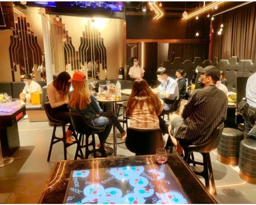 登龍街發現一間樓上酒吧在凌晨兩時仍然營業,內有25人聚集消遣。