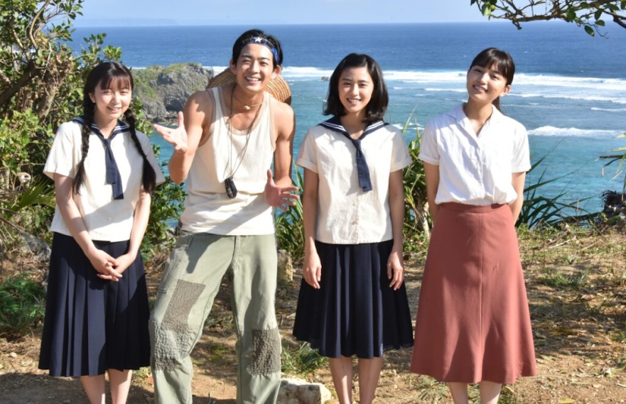 川口（右一）有份參演正在播放的NHK晨早劇《心胸咚咚》。